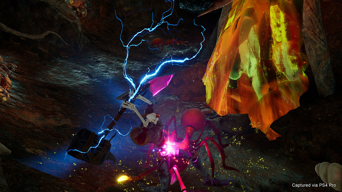 the knight weaving a large hammer to fight against a large spider